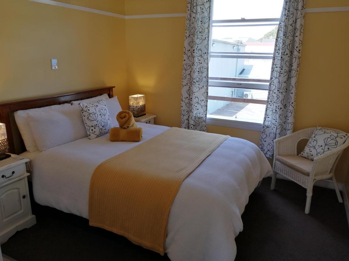 The Duke Hostel Greymouth Dış mekan fotoğraf A bedroom at the hotel