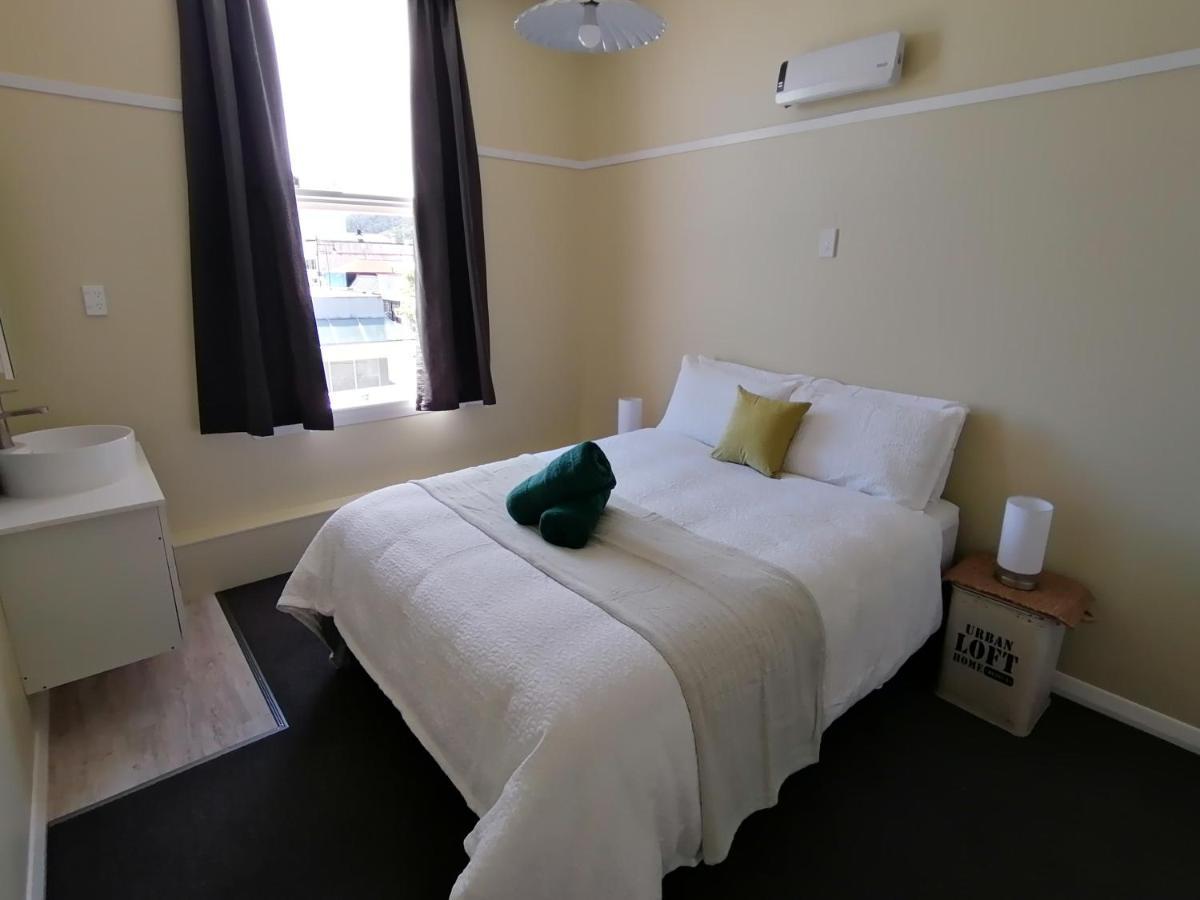 The Duke Hostel Greymouth Dış mekan fotoğraf A room at the hotel