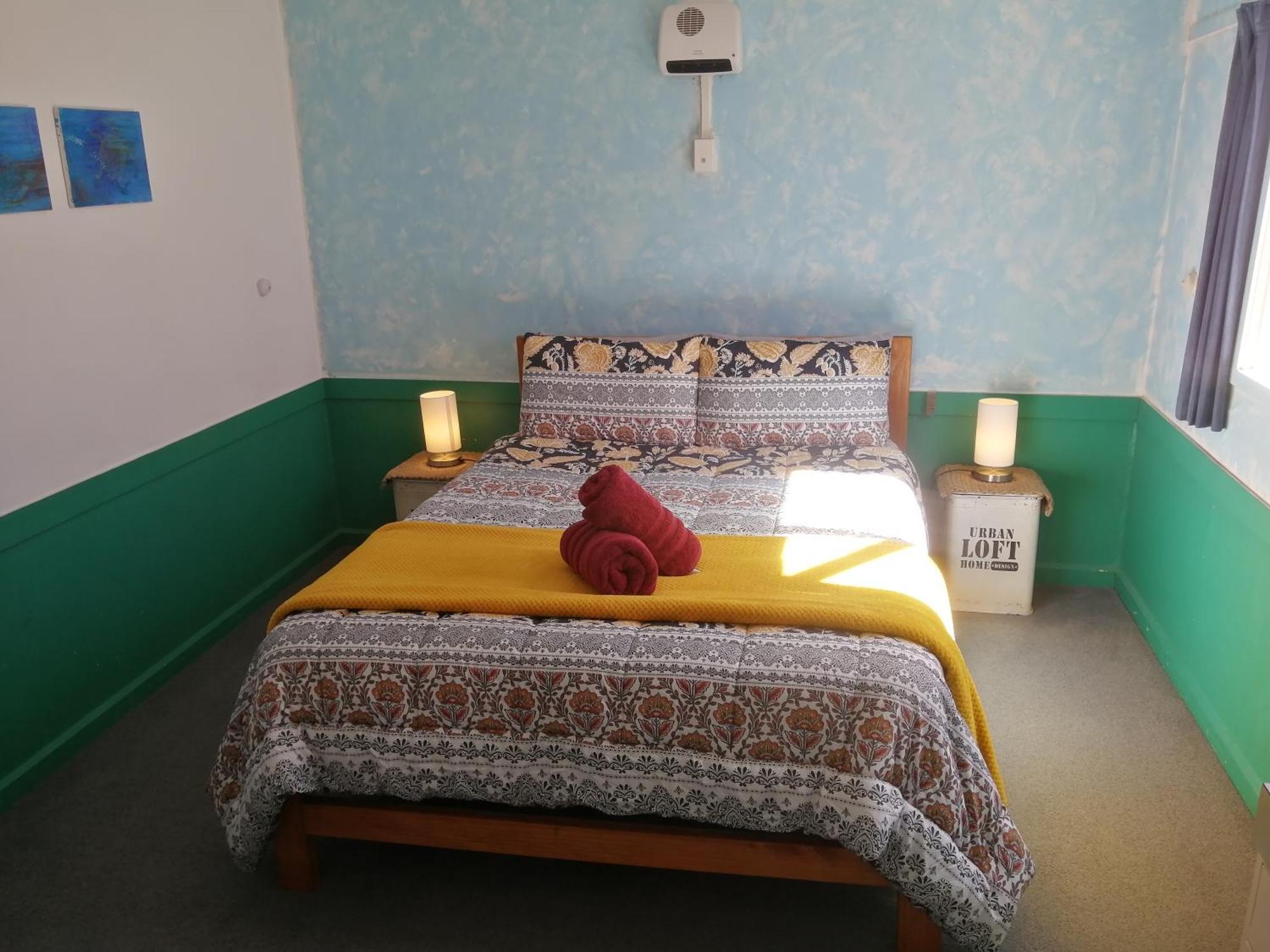 The Duke Hostel Greymouth Dış mekan fotoğraf A bedroom at the hostel