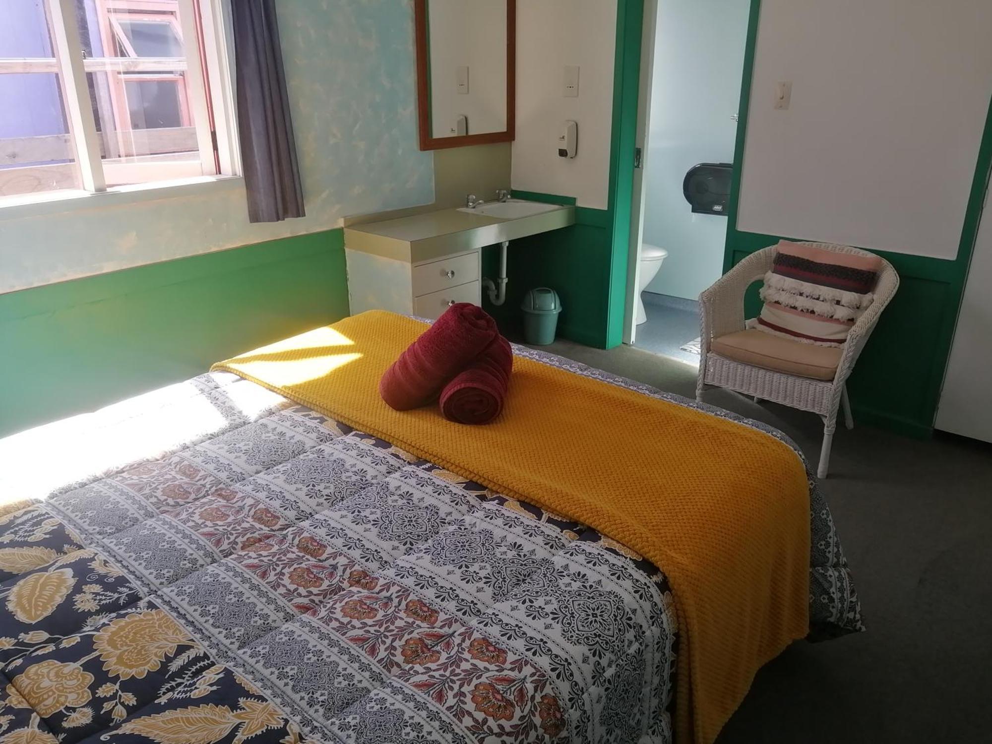 The Duke Hostel Greymouth Dış mekan fotoğraf A room at the hostel