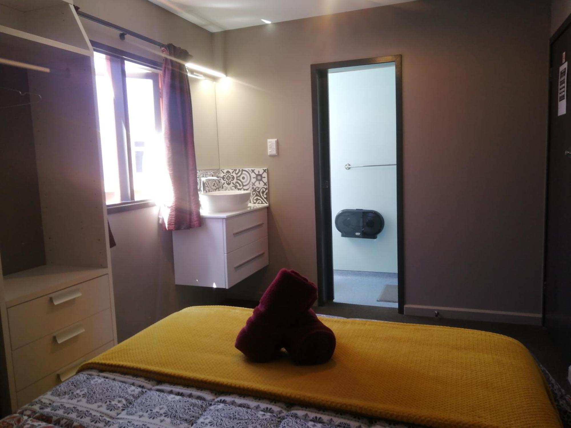 The Duke Hostel Greymouth Dış mekan fotoğraf A room at the hotel