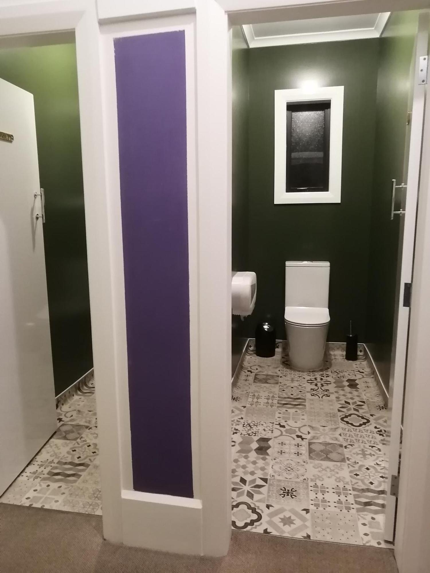 The Duke Hostel Greymouth Dış mekan fotoğraf A toilet in a private stall