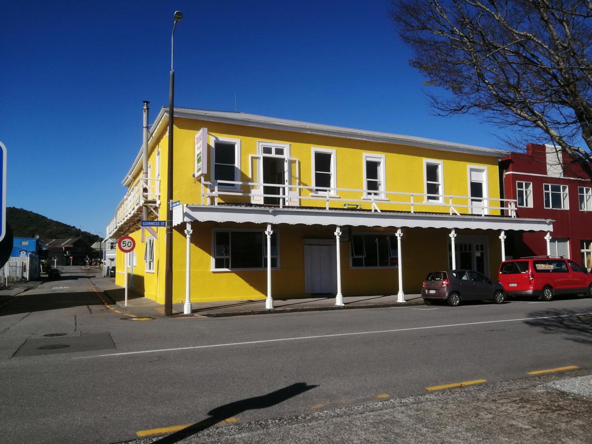 The Duke Hostel Greymouth Dış mekan fotoğraf The former Bank of New Zealand building in 2013