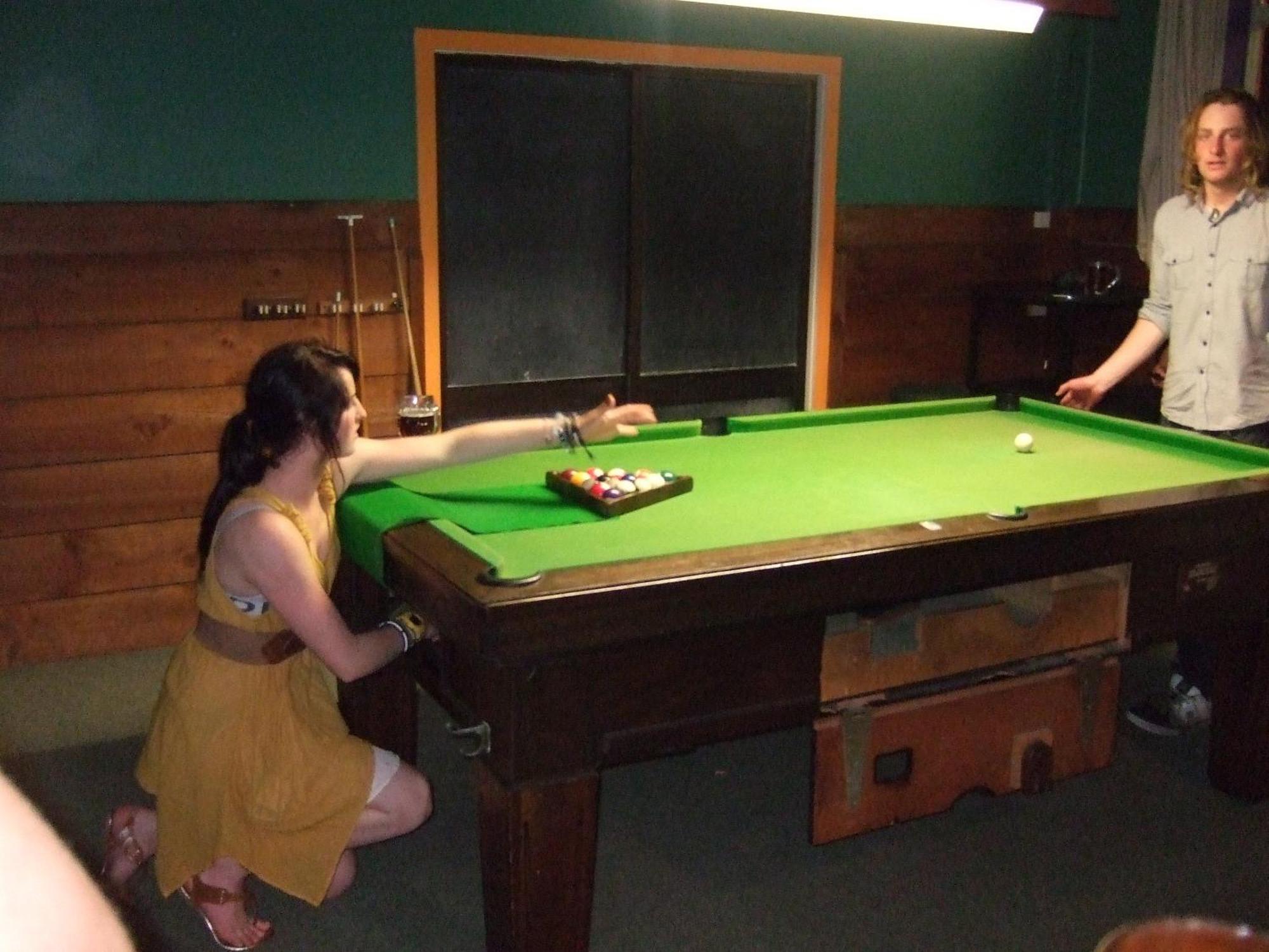 The Duke Hostel Greymouth Dış mekan fotoğraf A snooker table