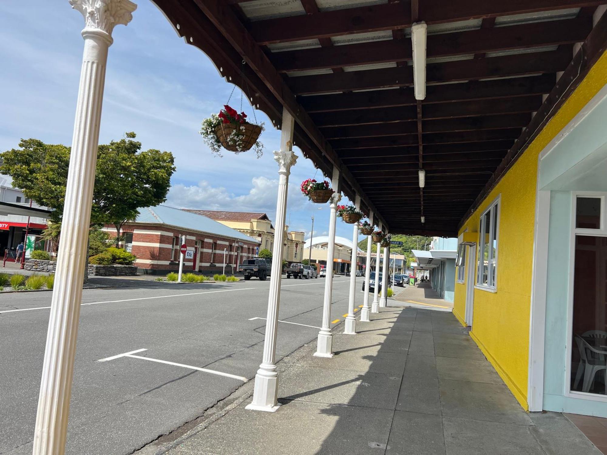 The Duke Hostel Greymouth Dış mekan fotoğraf The historic downtown of Half Moon Bay