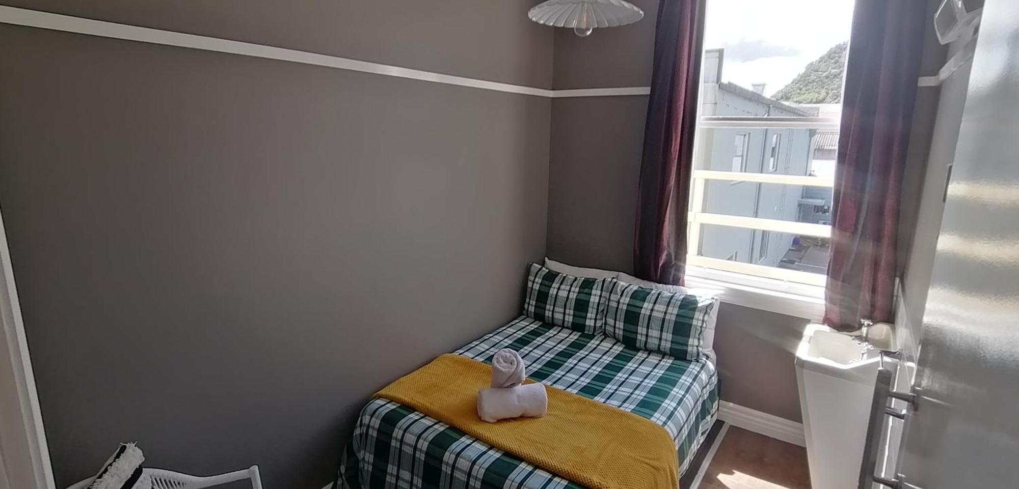 The Duke Hostel Greymouth Dış mekan fotoğraf A single room in a hostel