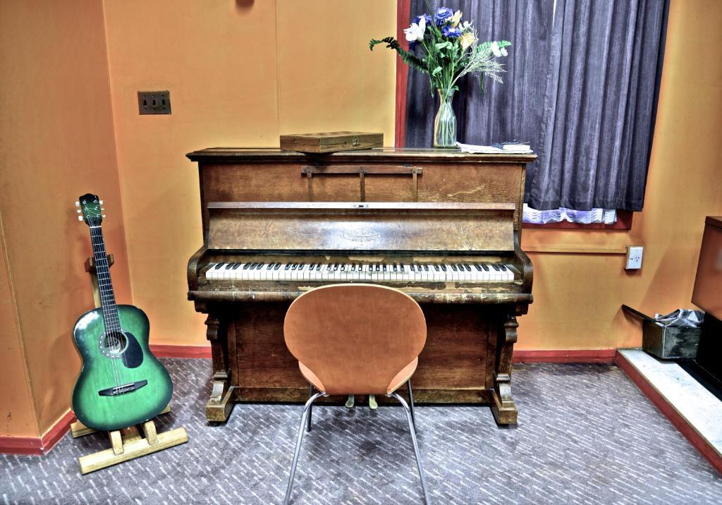 The Duke Hostel Greymouth Dış mekan fotoğraf The piano in the studio