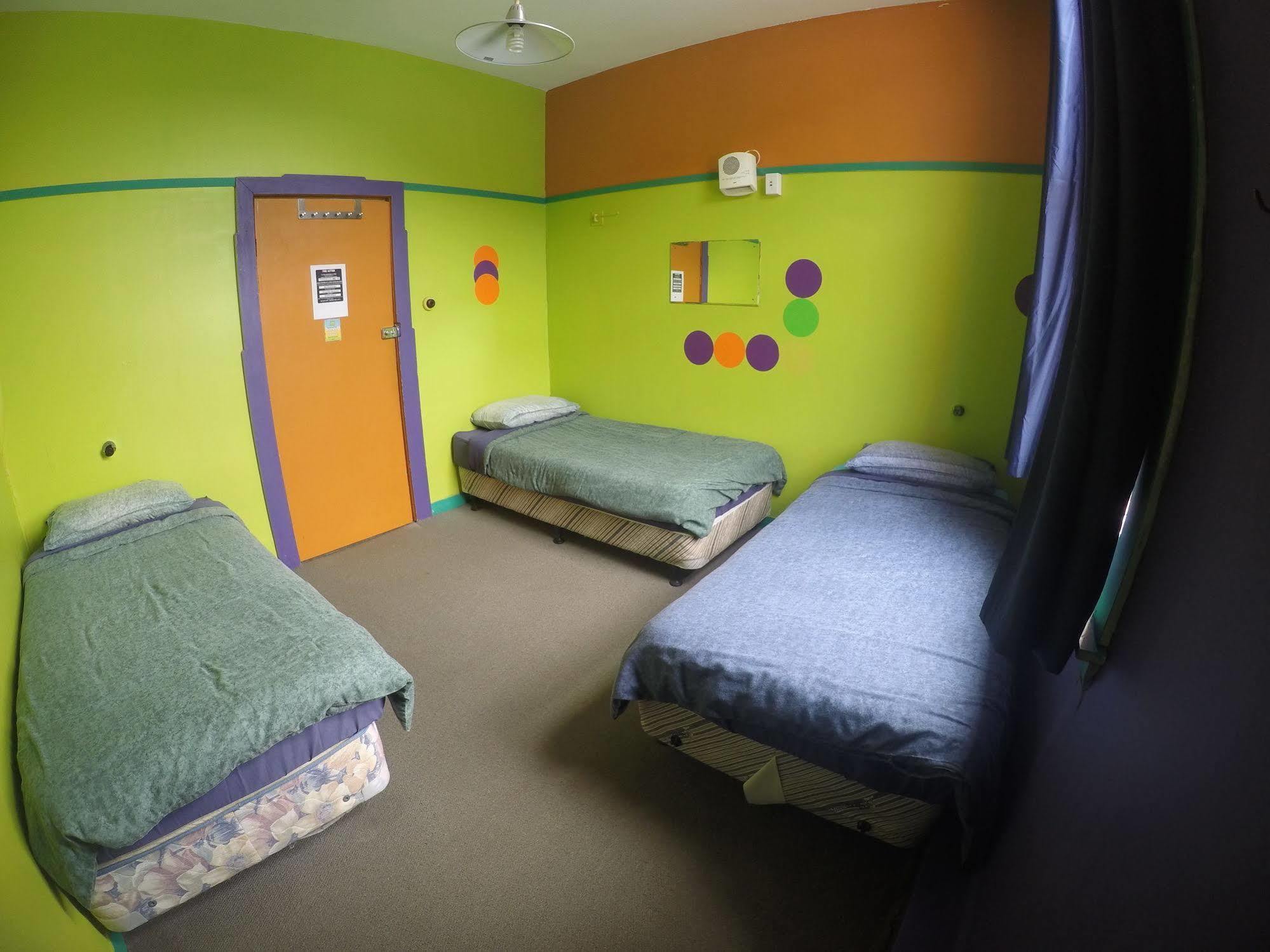 The Duke Hostel Greymouth Dış mekan fotoğraf A room at the hostel