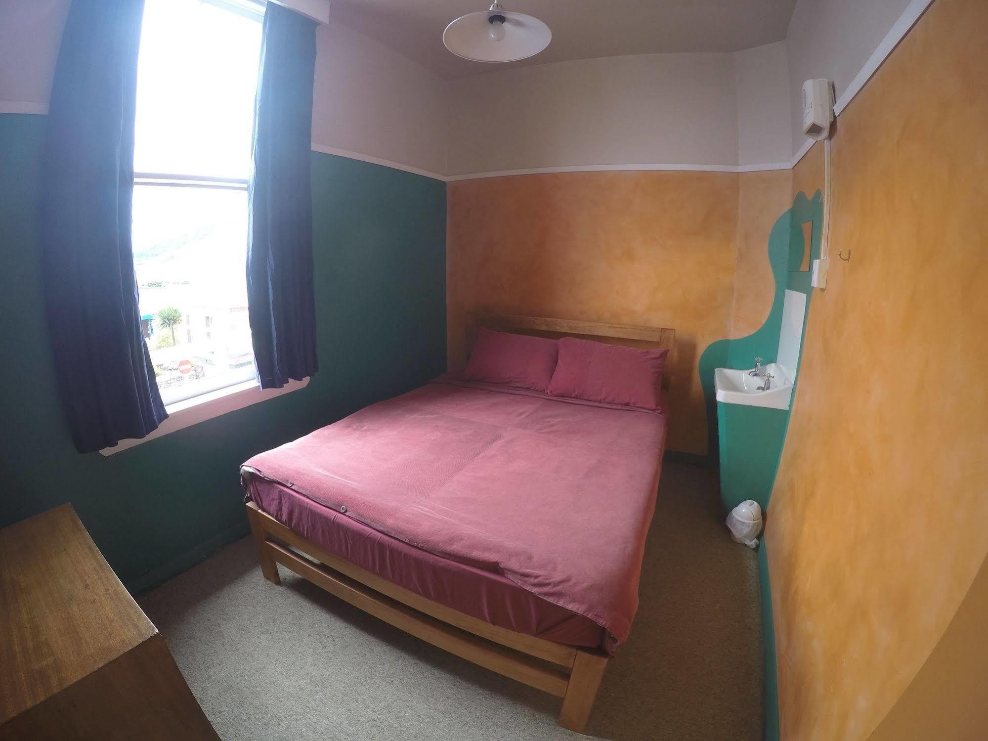 The Duke Hostel Greymouth Dış mekan fotoğraf A room at the hostel