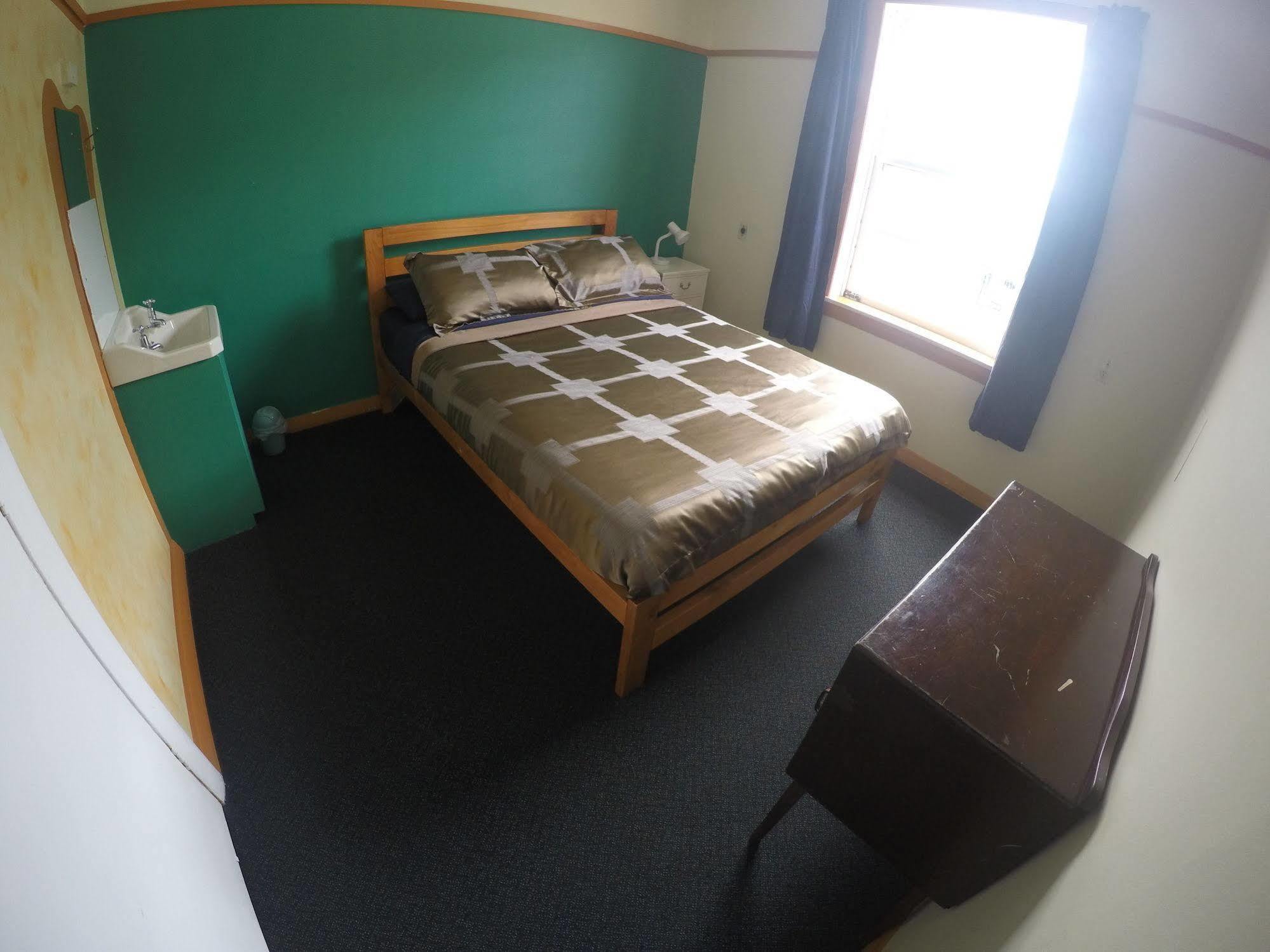 The Duke Hostel Greymouth Dış mekan fotoğraf A bedroom at the hostel