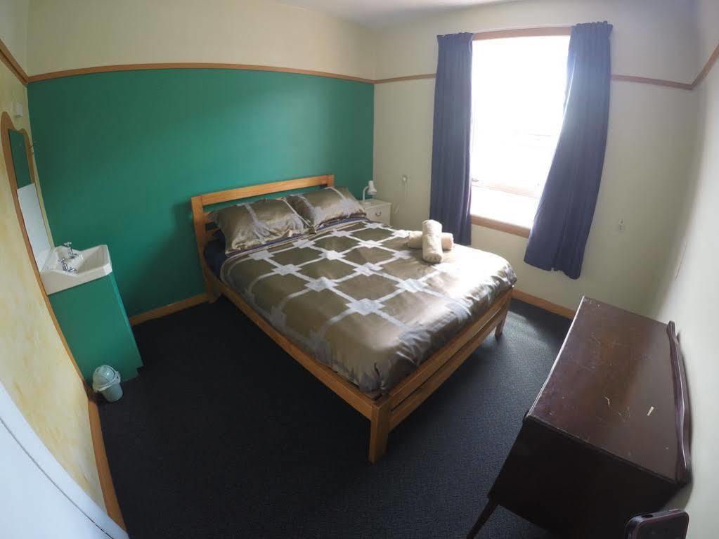 The Duke Hostel Greymouth Dış mekan fotoğraf A bedroom at the hostel