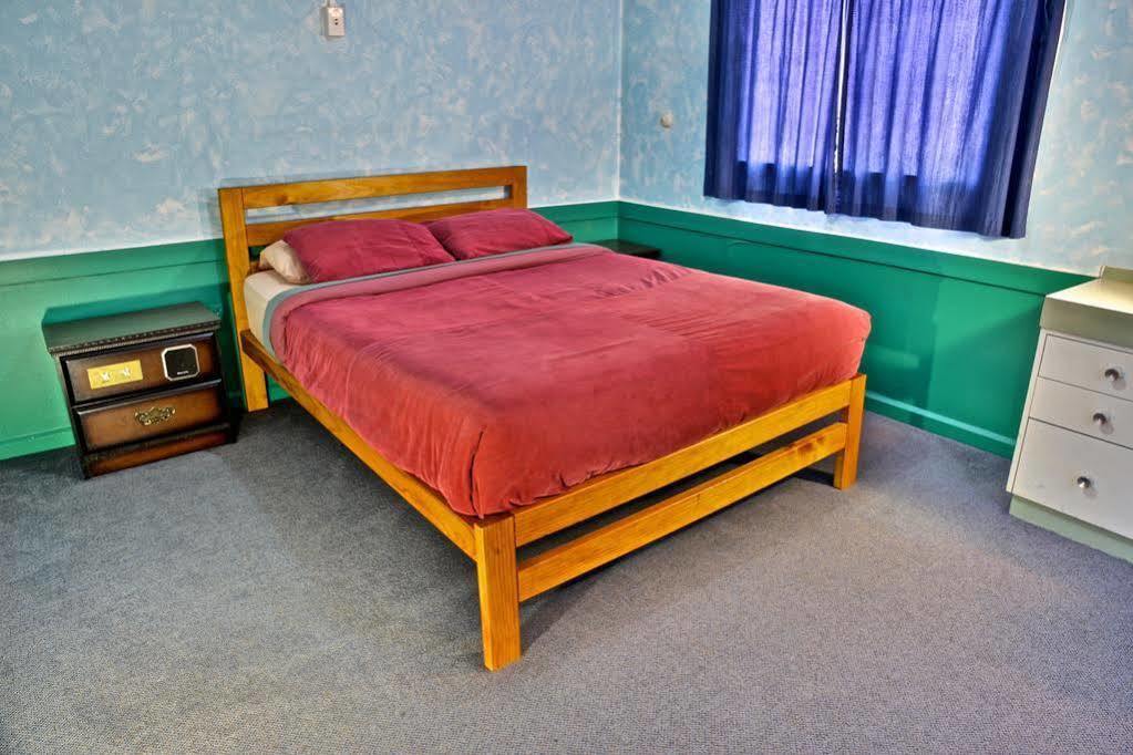The Duke Hostel Greymouth Dış mekan fotoğraf A bed