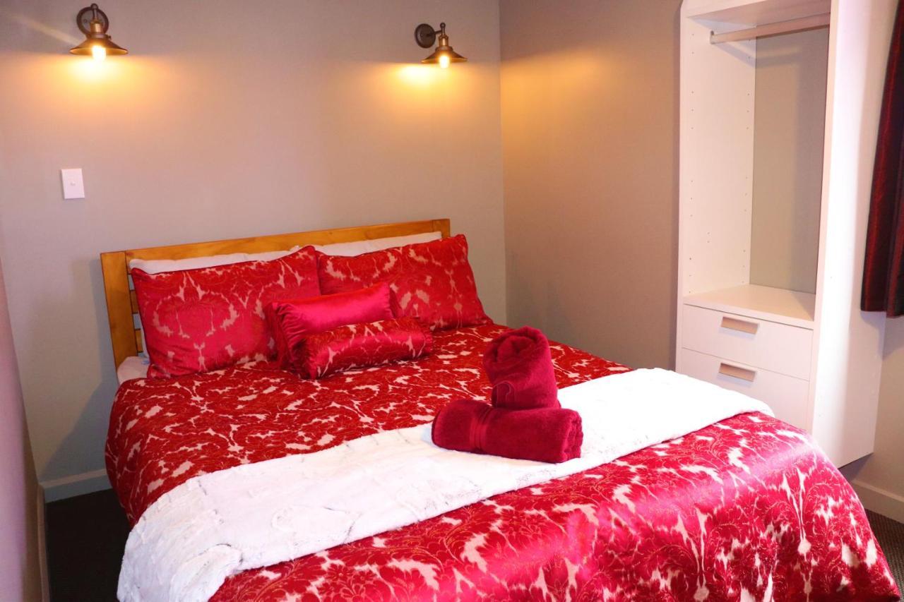 The Duke Hostel Greymouth Dış mekan fotoğraf A bed with a duvet