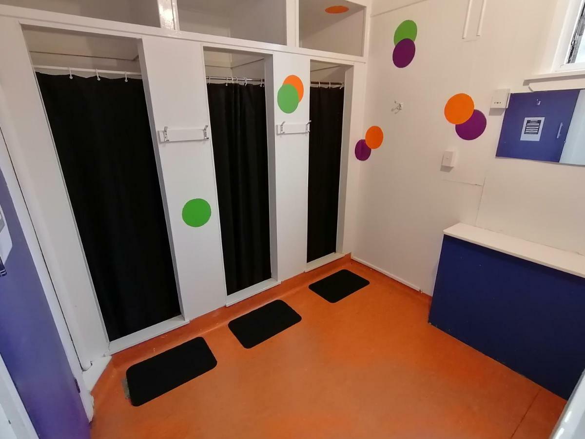 The Duke Hostel Greymouth Dış mekan fotoğraf The interior of a shower room